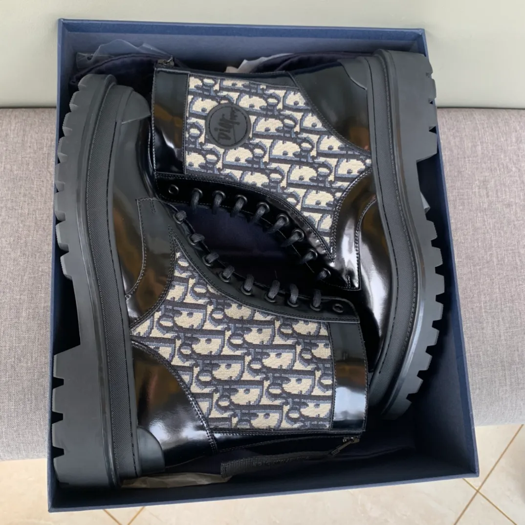 [DIOR] Top P: 920💰 Number of yards: 39~44 (38.45 custom-made, non-refundable) Dior Dior~ Winter series, original 1:1 development Casual men's leather shoes Made with heavy investment, shoes and boots are made of imported cowhide + imported Dior special fabric Not easily deformed black cowhide lining Dior large hardware inlay Original TPU vacuum outsole, black cowhide Black open edge beads Military green suede Black suede Khaki suede leather is crafted by a large factory, and the perfect product is only prepared for you who know your taste! Any comparisons are welcome.